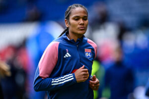 For several months, a persistent rumor has been circulating on social media: Wendie Renard is reportedly dating Jean-Michel Aulas , the former president of Olympique Lyonnais. A statement that intrigues, Wendie Renard en Couple avec Jean-Michel Aulas amuses, or annoys, depending on your point of view. But what's really behind this story? Here's a comprehensive analysis, far from the rumors and close to the facts.