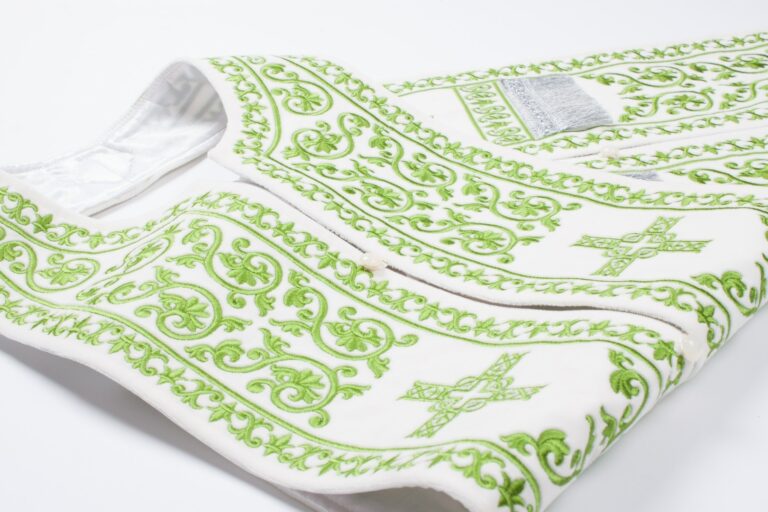 Quelles sont les étoffes les plus couramment utilisées pour la confection des vêtements sacrés ?